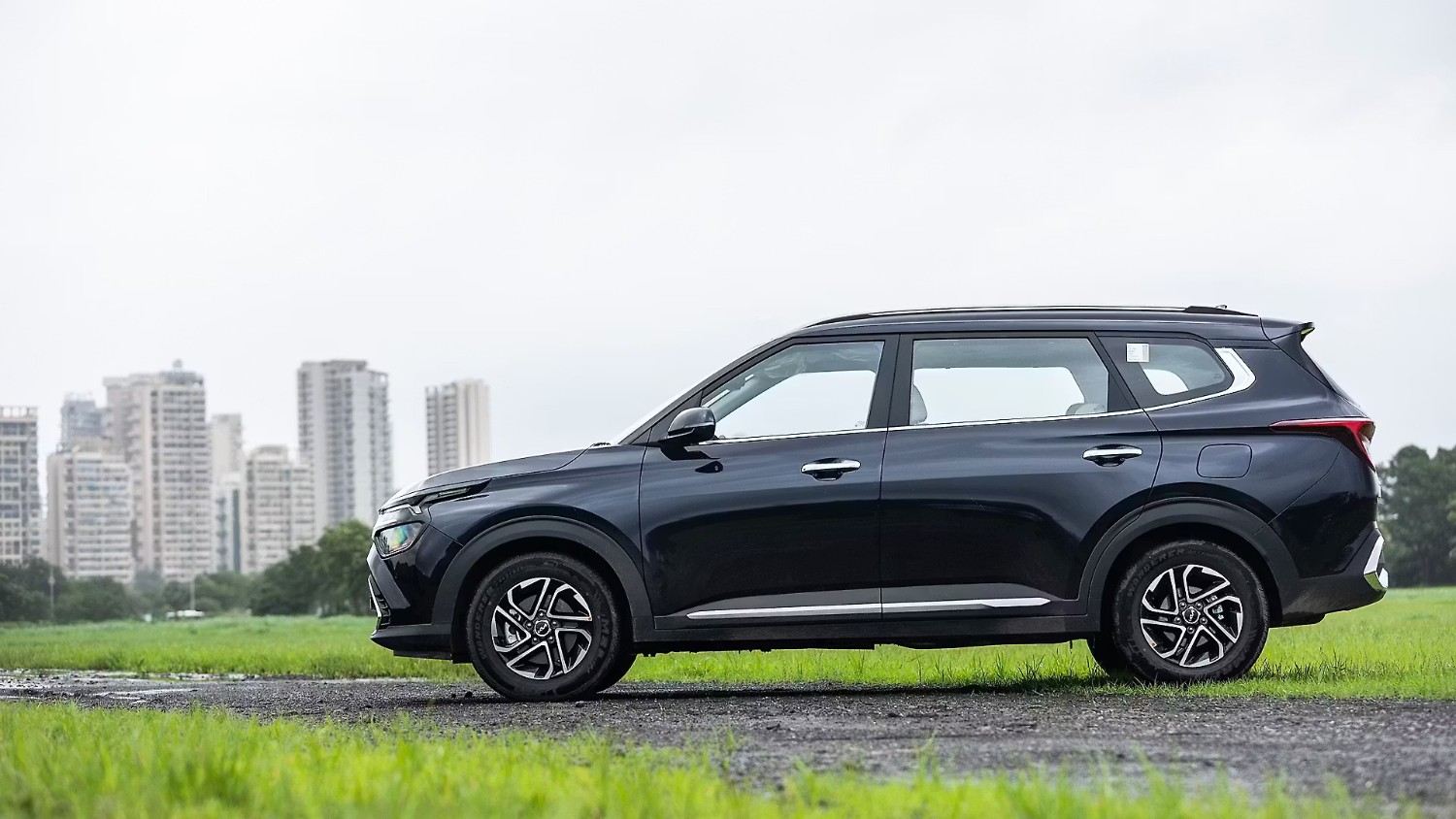 Kia Carens seven-seater MPV for modern family sightseeing and road trips